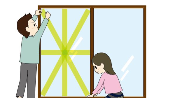 窓ガラスの台風対策DIYグッズ14選！すぐできるプラスチックダンボールの貼り方からガラスが割れたときの応急処置まで解説