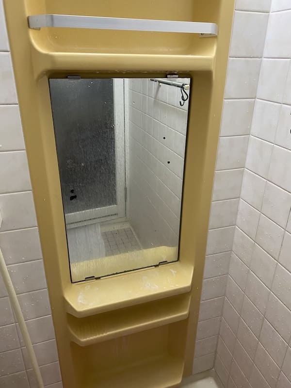 交換前の浴室鏡