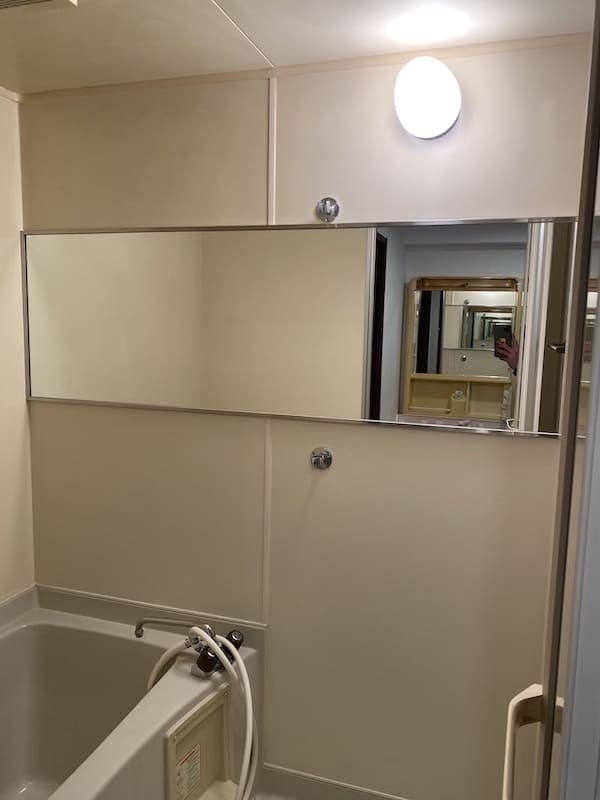ステンレス枠付き鏡取り付け前の浴室