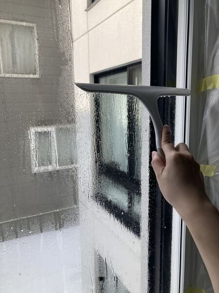 窓の清掃・スクーイージー