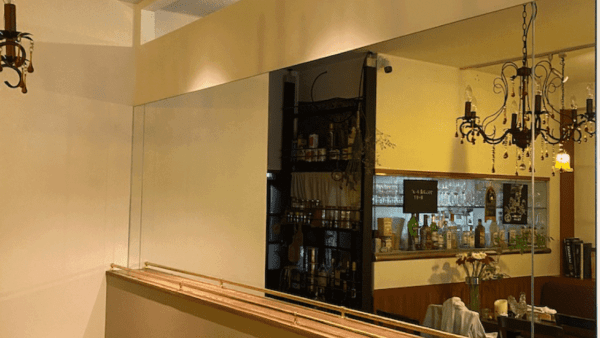 福岡県大野城市の店舗に鏡を取り付けた事例「飲食店の壁面にミラーをつけたい」