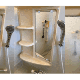 福岡県糸島市の浴室鏡交換事例「頑固なウロコ汚れがついたお風呂場の鏡を張り替えたい」