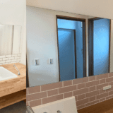 福岡県直方市の洗面鏡取り付け事例「新築住宅の洗面台にオーダーサイズの鏡をつけたい」