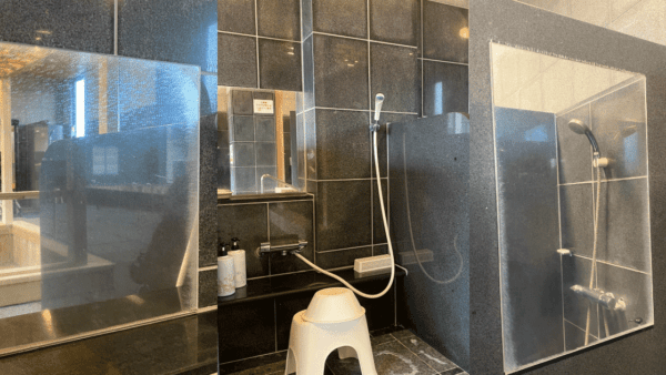 佐賀県武雄市の浴室鏡交換事例「水垢が取れないお風呂場の鏡を交換したい」