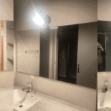 福岡県嘉穂郡の洗面鏡取り付け事例「新築住宅の洗面台に鏡をつけたい」