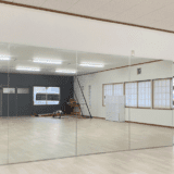 熊本県球磨郡のスタジオに大型鏡･連張り鏡を取り付けた事例