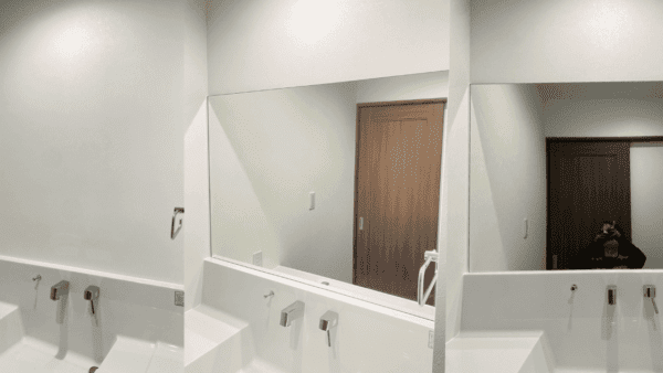 福岡県うきは市の洗面鏡取り付け事例「新築住宅の洗面台に大きな一面鏡をつけたい」